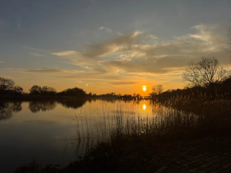 Sonnenuntergang an einem Gewässer in Bremen-Nord