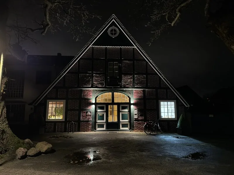 Beleuchtetes Fachwerkhaus bei Nacht