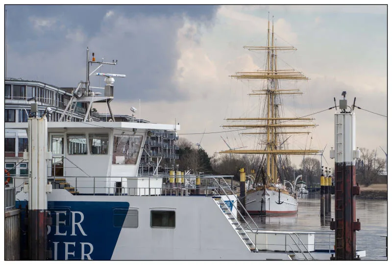 Blick auf den Vegesacker Hafen mit historischem Segelschiff