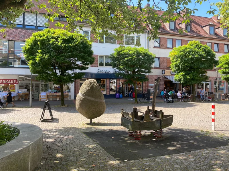 Marktplatz in Bremen-Vegesack mit Geschäften und Cafés